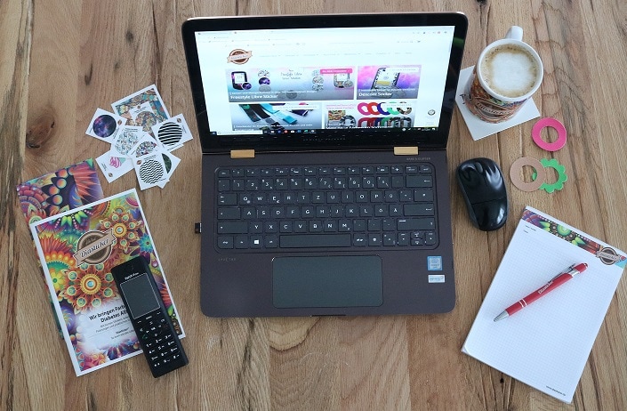 Arbeitsplatz mit Laptop, Kaffee und Büromaterialien von Diasticker